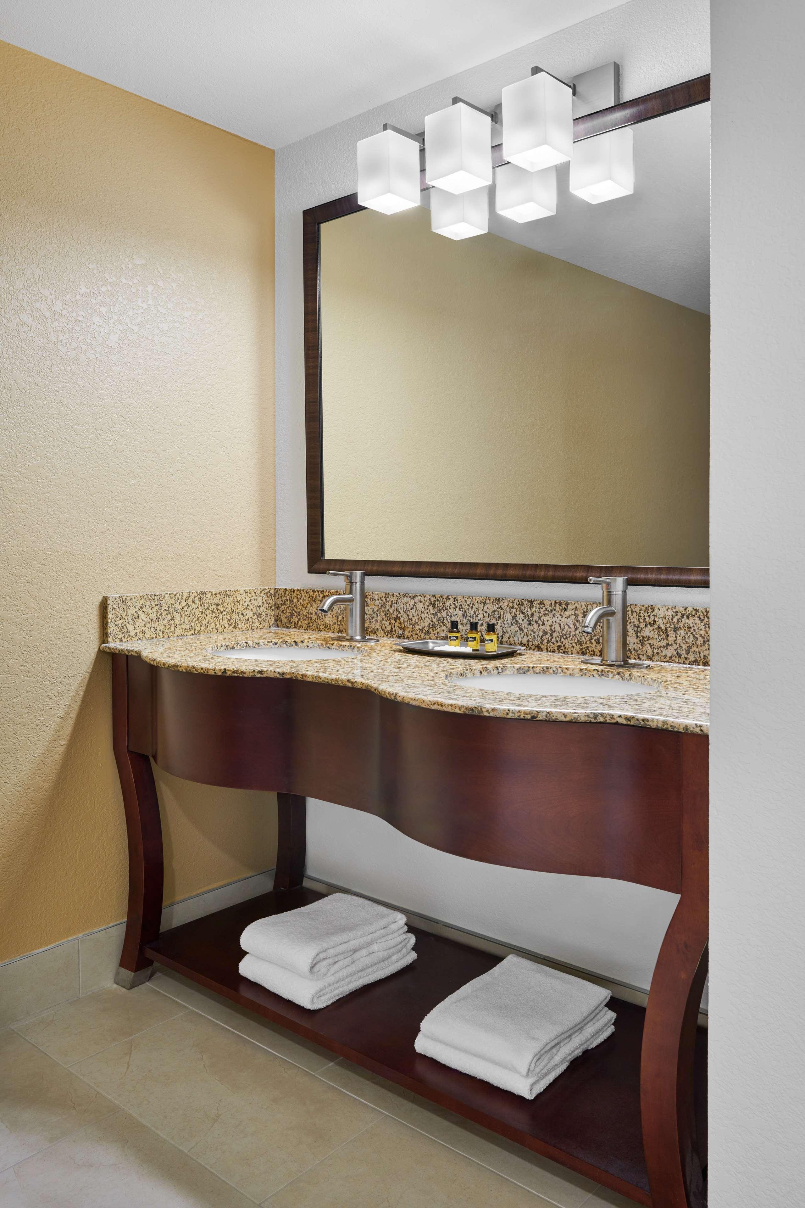 Best Western Plus Milwaukee Airport Hotel & Conference Center Екстер'єр фото